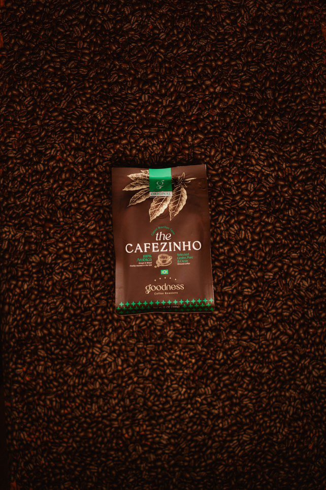 Embalagem do The Cafezinho sobre uma cama de grãos de café torrados