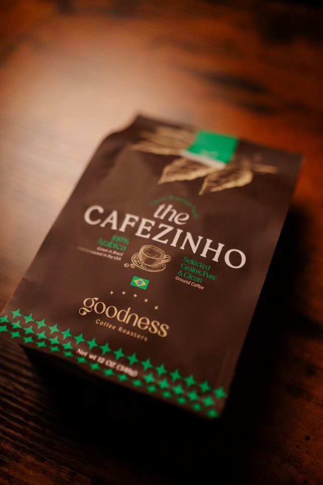 Embalagem do The Cafezinho sobre uma mesa de madeira